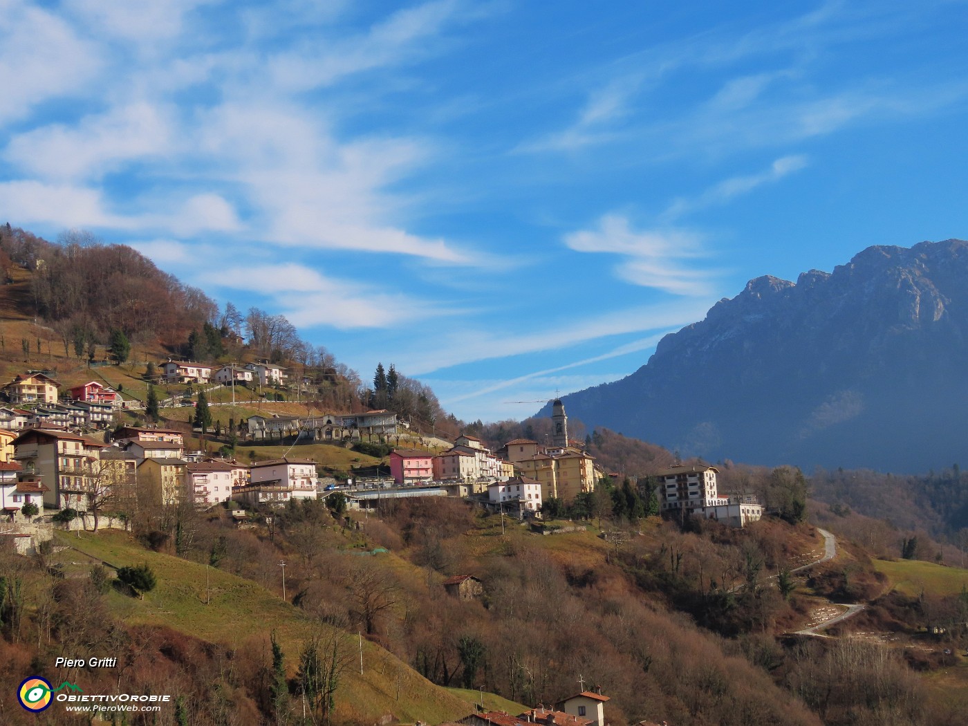 04 Dossena (970 m) Poggio al sole con vista in Alben.JPG